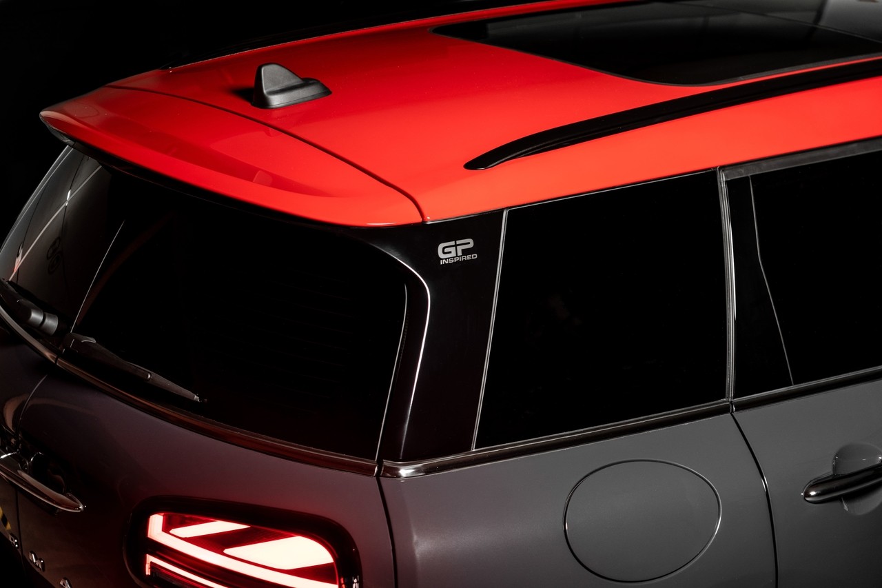 MINI John Cooper Works Clubman – задний спойлер – красный цвет